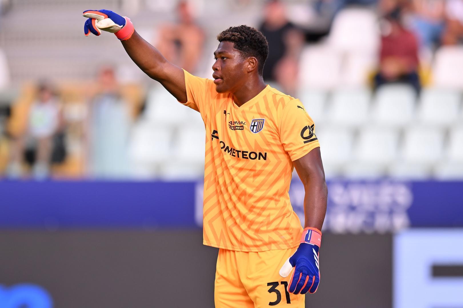 记者:米兰和那不勒斯曾想压哨签下铃木彩艳,被球员本人拒绝